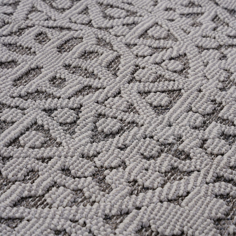 Guros - 6' X 9' Medallion Indoor / Outdoor Area Rug - Gray / White