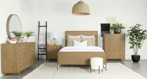 Light Brown / 5 Pc. Bed, Dresser, Mirror, Chest, Nightstand / Queen